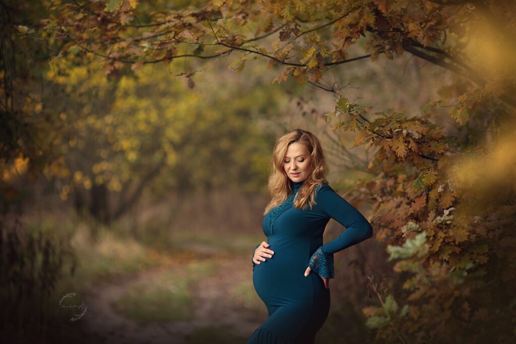 sesja ciążowa plener jesień w sukni - fotografia ciążowa